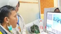 Petugas kesehatan sedang memindai suhu tubuh penumpang di Bandara DEO Sorong. (Kabarpapua/ Ist)