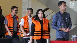 Sejumlah tersangka Anggota DPRD Kota Malang usai menandatangani berkas P21 di Gedung KPK, Jakarta, Kamis (27/12). Sebanyak 22 Anggota DPRD Kota Malang akan diberangkatkan menuju Surabaya pada 7 Januari 2019. (Merdeka.com/Dwi Narwoko)
