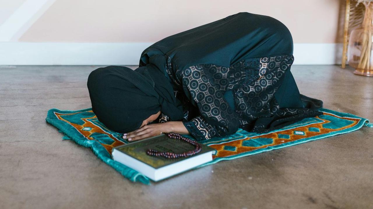 Melakukan sholat tahajud bukan hanya sekadar rutinitas, tetapi merupakan upaya untuk mendekatkan diri kepada-Nya dengan penuh kesungguhan dan ketulusan.
