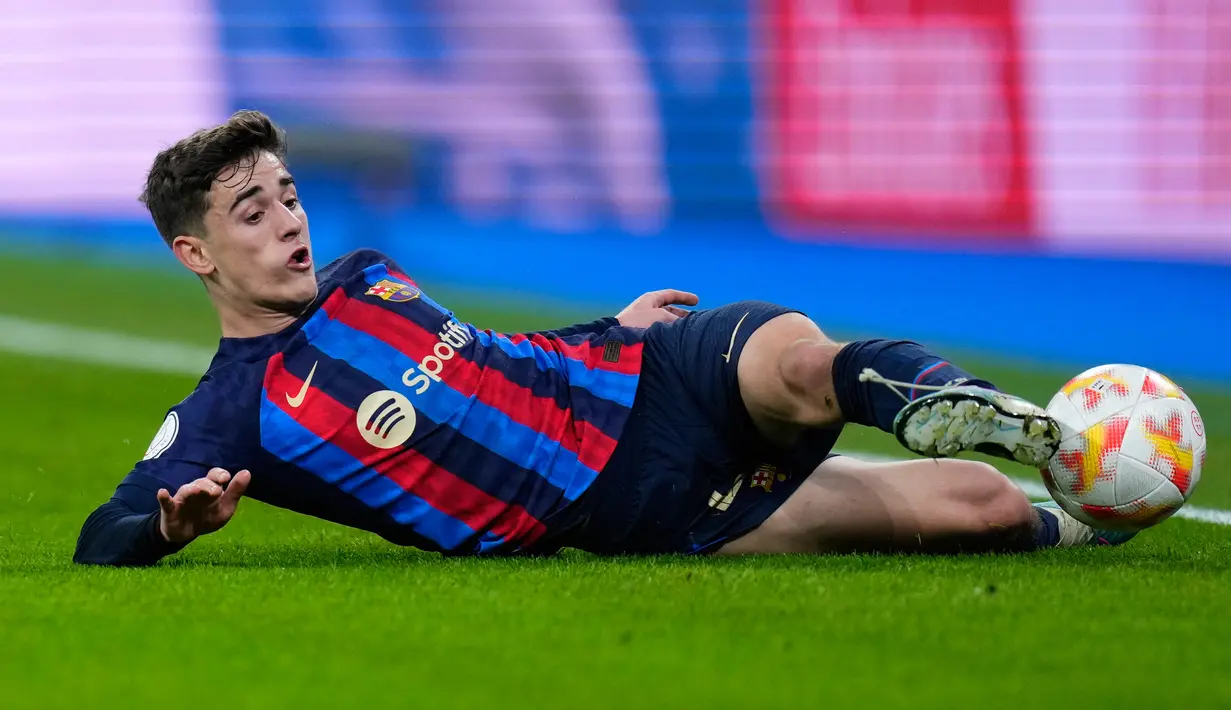Pemain Barcelona Gavi mengontrol bola saat melawan Real Madrid pada pertandingan sepak bola leg pertama semifinal Copa del Rey di Stadion Santiago Bernabeu, Madrid, Spanyol, 2 Maret 2023. Barcelona sukses megalahkan Real Madrid dengan skor 1-0 berkat gol bunuh diri Eder Militao. (AP Photo/Manu Fernandez)