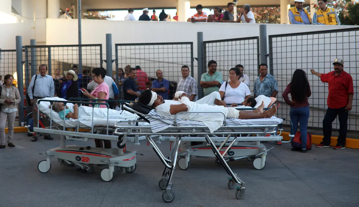 Sejumlah pasien dievakuasi dari sebuah gedung rumah sakit saat terjadi gempa kuat di Veracruz, Meksiko (16/2). Gempa bumi berkekuatan 7,2 Skala Richter (SR) mengguncang Meksiko. (AP Photo/Felix Marquez)