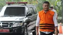 Bupati Buton Selatan nonaktif Agus Feisal saat akan menjalani pemeriksaan lanjutan di Gedung KPK, Jakarta, Senin (9/7). Agus tampak mengenakan rompi tahanan KPK. (Merdeka.com/Dwi Narwoko)