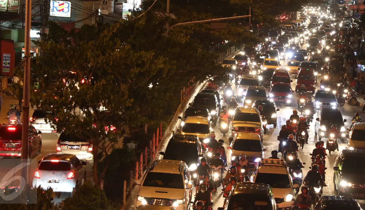 Kepadatan kendaraan di Jalan Margonda Raya, Depok, Sabtu (1/10). Berdasarkan data Direktorat BTSP Perhubungan Darat, Depok menjadi kota peringkat kelima termacet se-Indonesia dengan kecepatan rata-rata 21,4 km/jam (Liputan6.com/Immanuel Antonius)