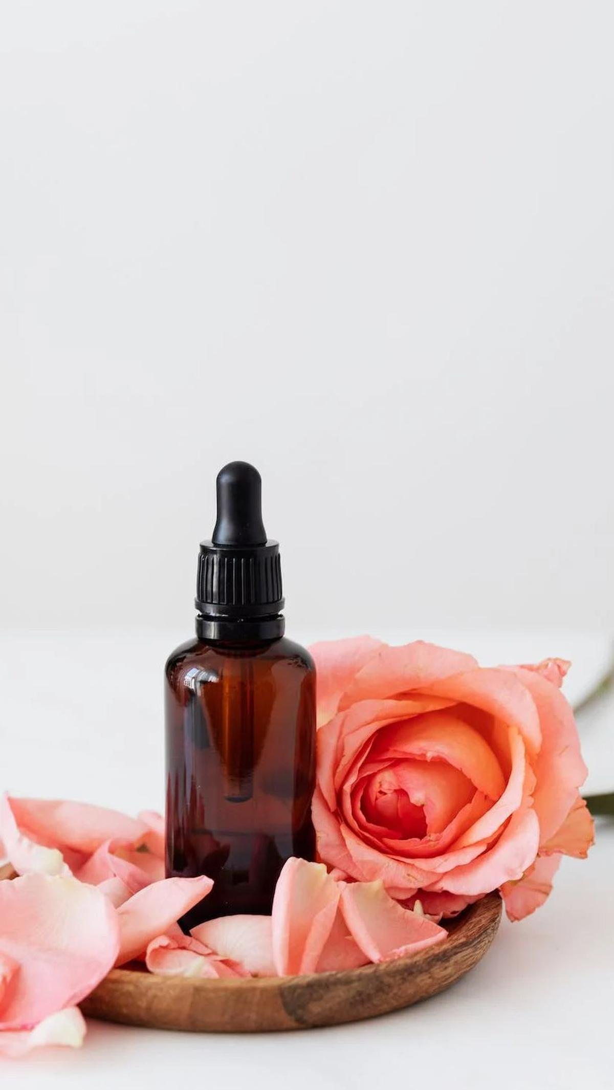 Hobi mengoleksi parfum bisa menjadi kegiatan yang mahal, mengingat banyaknya artis yang memiliki brand parfum dengan harga yang tinggi.&nbsp;