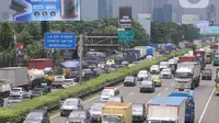 Sejumlah truk melintasi ruas jalan tol Tangerang-Jakarta, Kota Tangerang, Banten, Rabu (2/3/2022). Apindo mengatakan penerapan kebijakan bebas truk kelebihan muatan (over dimension overload/ODOL) akan sulit dilaksanakan pada 2023 karena ekonomi terpuruk akibat covid-19. (Liputan6.com/Angga Yuniar)
