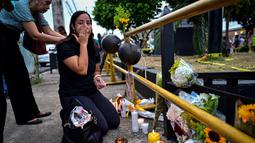 Warga Dominika yang berduka mulai mengadakan pemakaman untuk orang-orang terkasih mereka yang menjadi korban dalam insiden runtuhnya atap kelab malam Jet Set di Santo Domingo. (MARTIN BERNETTI/AFP)