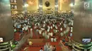 Sejumlah umat muslim memadati Masjid Istiqlal, Jakarta Pusat, untuk menunaikan salat Jumat, Jumat (23/6). Umat muslim memadati masjid Istiqlal menunaikan salat Jumat terakhir pada bulan Ramadan 1438 H. (Liputan6.com/Helmi Afandi)