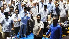 Capres 02 Prabowo Subianto tiba di acara Syukuran dan Munajat Kemenangan Prabowo-Sandi di Padepokan Pencak Silat TMII, Jakarta, Rabu (24/4). Syukuran dan Munajat Kemenangan Prabowo-Sandi dihadiri Amien Rais dan Djoko Santoso. (Liputan6.com/Herman Zakharia)