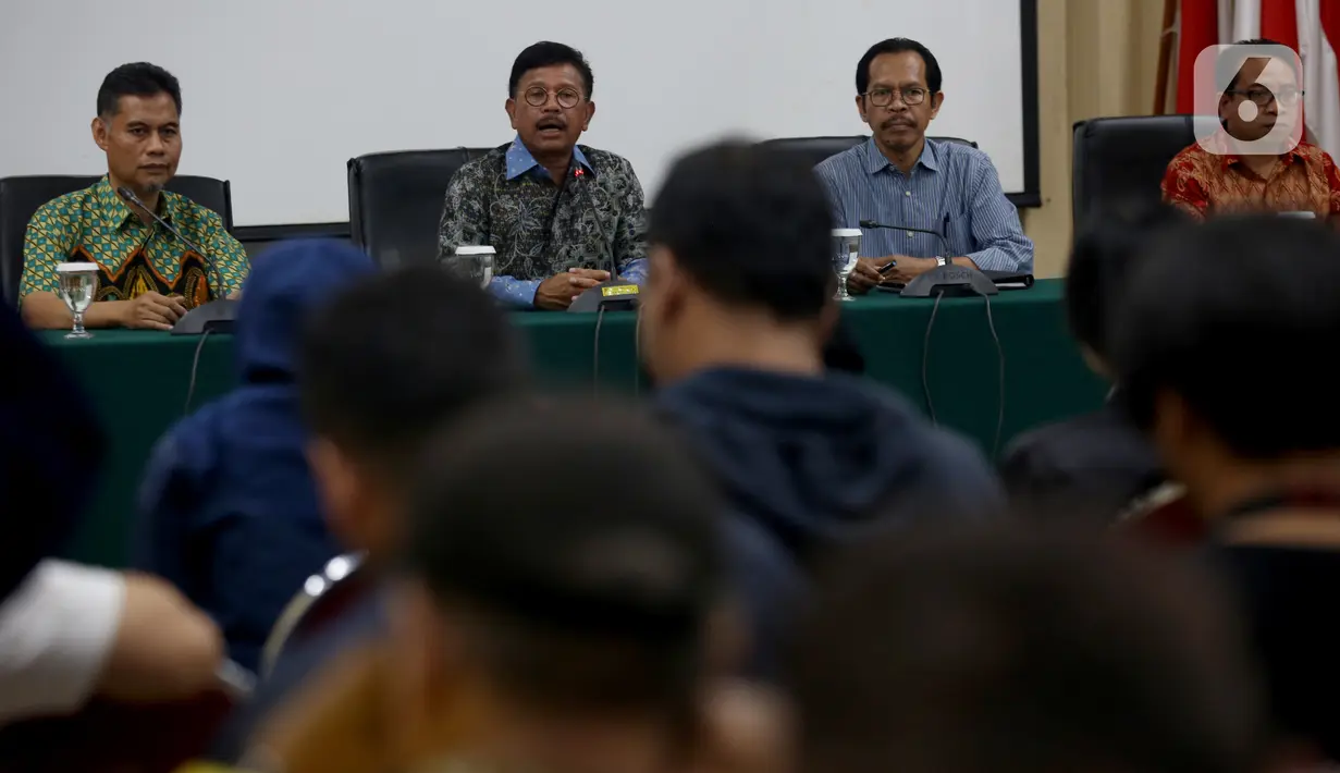 Menkominfo Johnny G Plate memberikan keterangan usai pertemuan terpisah antara Dewan Pengawas LPP TVRI dengan Direksi TVRI, di Jakarta, Jumat (6/12/2019). Johnny mengatakan penyelesaian masalah antara Helmy Yahya dan Dewan Pengawas TVRI perlu diselesaikan secara internal. (Liputan6.com/Johan Tallo)
