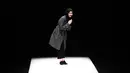 Desainer asal Indonesia Rani Hatta menyapa pengunjung saat acara Tokyo Fashion Week di Tokyo, Jepang, Rabu (22/3). (AFP Photo / Behrouz Mehri)