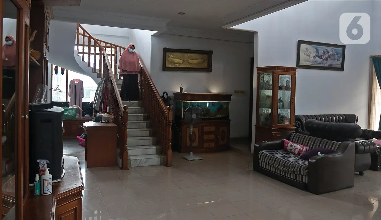 NY yang sedang melakukan isolasi mandiri karena terjangkit COVID-19 terlihat di kediamannya, Rabu (10/2/2021). Dia mengisolasi diri di rumah sejak 28 Januari 2021. (Liputan6.com/Herman Zakharia)