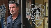 Aktor Alec Baldwin berjalan keluar dari Kantor Polisi New York, Jumat (2/11). Aktor sekaligus paman Hailey Baldwin itu sempat ditahan usai terlibat dalam pekelahian dengan seorang pria dewasa saat sedang memperebutkan tempat parkir. (AP/Julie Jacobson)