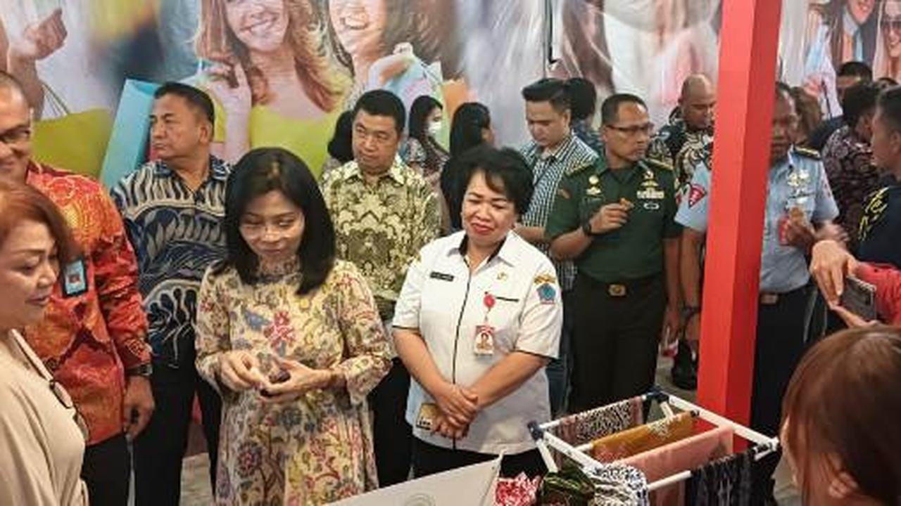 Ronald Lumbuun bersama Min Usihen, dan Flora Krisen serta jajaran Forkopimda Sulut meninjau sejumlah produk UMKM Sulut di acara Mobile Intellectual Property Clinic.