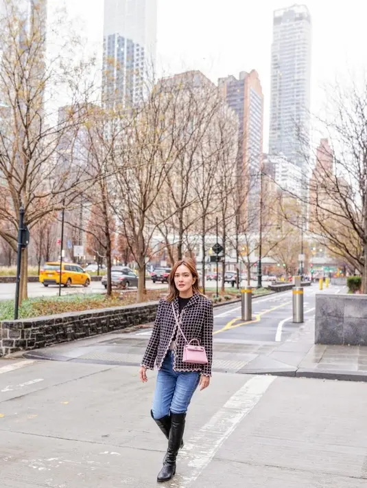 Di lain hari, Shandy Aulia tampil cantik dengan inner hitam yang dipadukan dengan blazer serta jeans. Agar bisa menghangatkan tubuh di udara yang dingin, dia memilih memakai boots