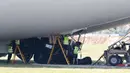 Pekerja mencoba memperbaiki kerusakan pesawat Airlander 10 yang gagal mendarat di Cardington Airfield, Inggris, Rabu (24/8). Pesawat senilai Rp439 M ini mengalami gangguan dan menukik tajam sebelum jatuh di landasan saat mendarat (REUTERS/Darren Staples)