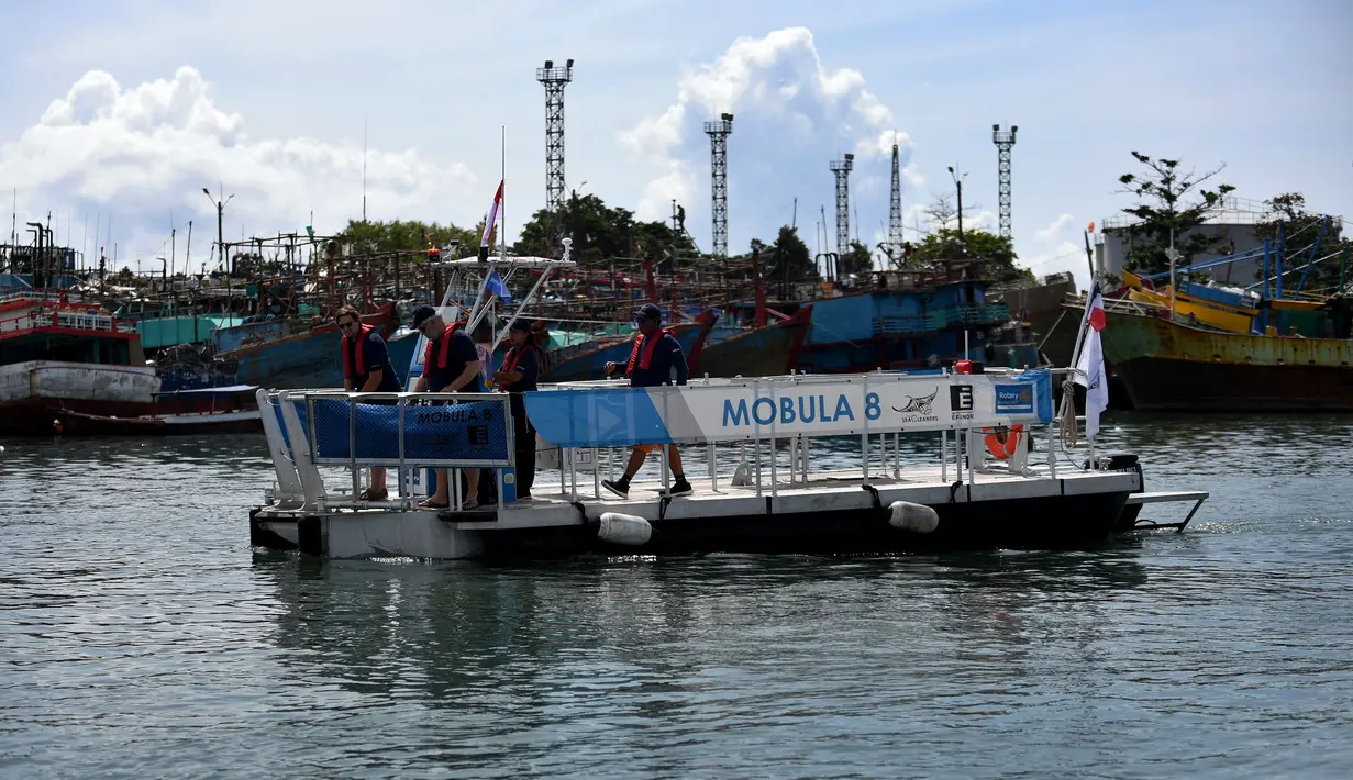 Kapal pembersih sampah yang didatangkan langsung dari Prancis itu rencananya akan beroperasi di perairan Bali sekitar satu tahun. (SONNY TUMBELAKA/AFP)