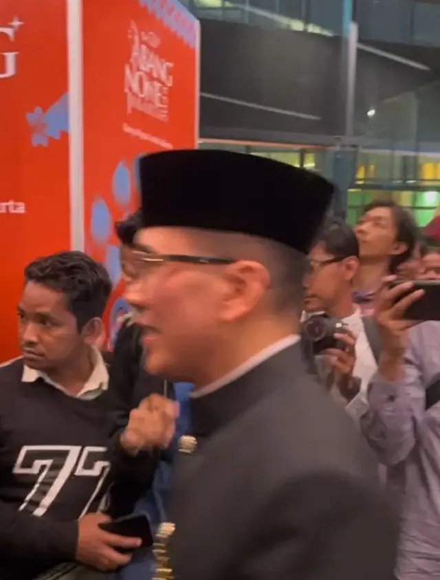 3. Pegawai Pemprov Jakarta Dicopet di Depan Pramono-Rano Karno, iPhone 13 Pro Max Raib