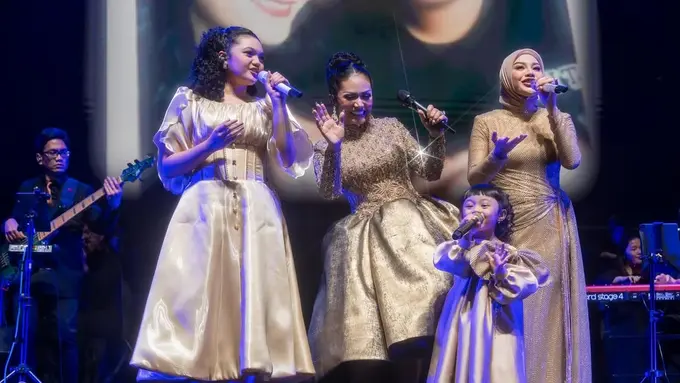 Pesona Diva Cilik Ameena Atta Ramaikan Konser Krisdayanti di Kuala Lumpur, Glamor dengan Dress Emas