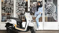 Menjadi Music Stylish, Shireenz sering mendengarkan musik di gadget-nya. Untungnya, All New Honda Scoopy 2017 memiliki power charger yang sangat membantu aktivitasnya.