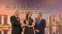 Wakil Direktur Utama Bank Mandiri Alexandra Askandar saat menerima penghargaan Asiamoney di Singapura, Selasa (26/9).