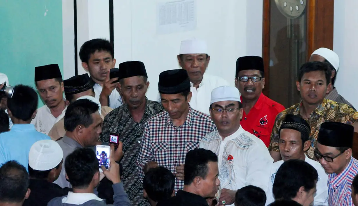 Jokowi menyalami jamaah usai mengikuti salat isya dan tarawih berjamaah di Masjid An Najaah, Cilegon, Selasa (1/7/14). (Liputan6.com/Andrian M Tunay)
