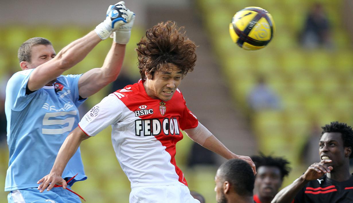 Park Chu Young. Striker Korea Selatan berusia 36 tahun yang kini memperkuat Ulsan Hundai sejak Januari 2022 ini pernah bermain di 3 liga top Eropa, yaitu Prancis, Inggris dan Spanyol. Di Liga Prancis ia memperkuat AS Monaco selama 3 musim pada 2008/2009 hingga 2010/2011 dan total tampil dalam 103 laga dengan torehan 26 gol. Di Liga Inggris ia memperkuat Arsenal selama 1,5 musim pada 2011/2012 dan 2013/2014 serta Watford selama setengah musim pada 2013/2014. Bersama keduanya ia total tampil dalam 9 laga dengan torehan 1 gol. Di Liga Spanyol ia memperkuat Celta Vigo selama 1 musim pada 2012/2013 dan total tampil dalam 26 laga dengan torehan 4 gol. (AFP/Valery Hache)