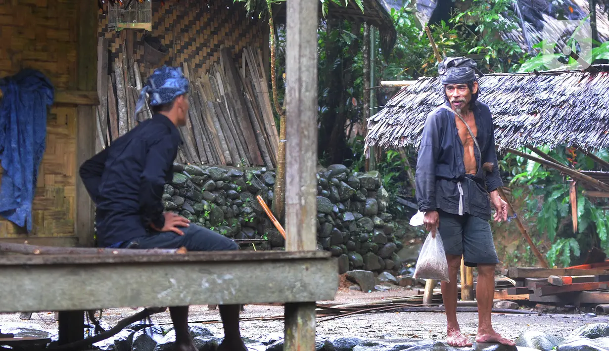 Warga adat berjalan berinteraksi sesama khas pedesaan tanpa canggung tanpa kekhawatiran. Semua sama, tidak menggunakan masker tanpa ada rasa ketakutan terpapar virus covid-19. (merdeka.com/Arie Basuki)