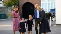 Kate Middleton mengantar Putri Charlotte ke sekolah Thomas's Battersea. (dok. foto Aaron Chown / POOL / AFP)