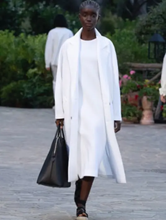 MaxMara hadirkan koleksi Resort 2022 dengan temma Local Color, sebuah tema pengingat untuk tetap merasa terkoneksi akan keseruan pengalaman berlibur yang kita nantikan.