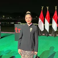 Tampilan semi maskulin istri Nadiem Makarim, Franka Makarim kenakan kebaya janggan berwarna hitam. [@frankamakarim].