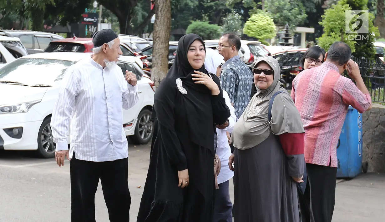 Istri Ustaz Ahmad Alhabsyi, Putri Aisah Aminah berjalan memasuki Gedung Ditreskrimum Polda Metro Jaya, Rabu (31/5). Putri menjalani pemeriksaan atas tuduhan perampasan disertai kekerasan terhadap asisten rumah tangganya. (Liputan6.com/Herman Zakharia)