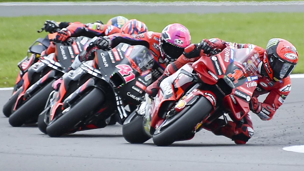 Foto: Duel Sengit Nan Seru di MotoGP Inggris, Aleix Espargaro Salip Pecco Bagnaia di Lap Akhir