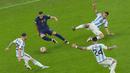 Pemain Prancis, Kylian Mbappe berusaha melewati penjagaan tiga pemain Argentina dalam pertandingan final Piala Dunia 2022. (AP Photo/Hassan Ammar)