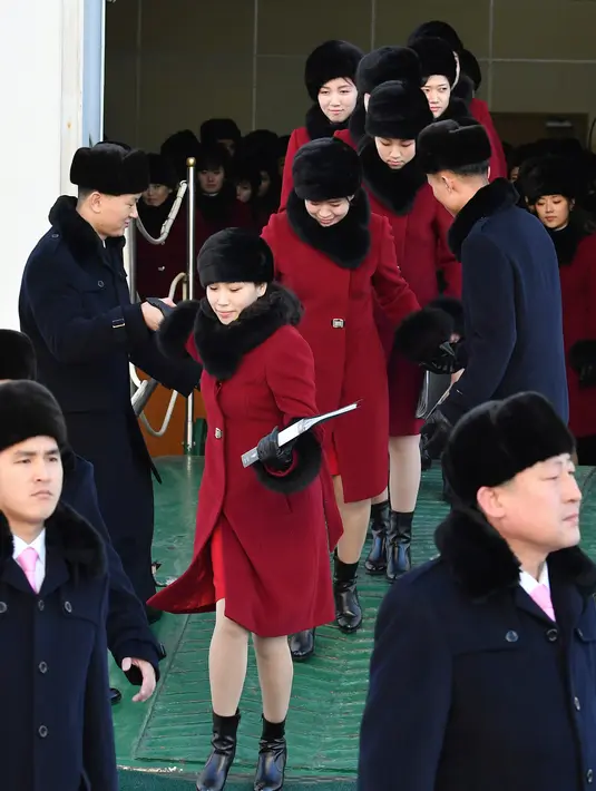 Tim pemandu sorak Korea Utara turun dari kapal saat tiba kantor transit Korea di dekat Zona Demiliterisasi di Paju, Korea Selatan, (7/2). (AP Photo/Ahn Young-joon. Pool)