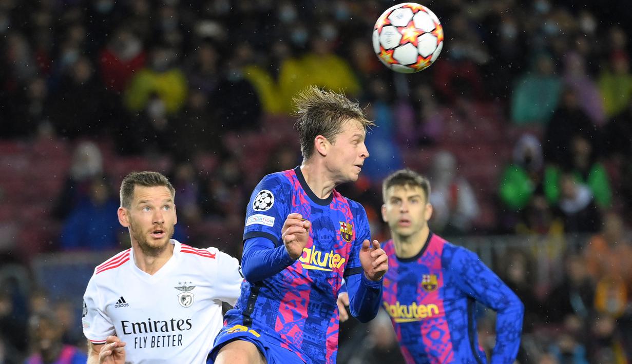 Frenkie de Jong. Gelandang Belanda berusia 25 tahun yang telah memperkuat Barcelona selama 3 musim sejak didatangkan dari Ajax Amsterdam pada awal musim 2019/2020 dengan nilai transfer 86 juta euro ini dibutuhkan Erik ten Hag untuk memperkuat lini tengah Manchester United. Sebagai target utama Setan Merah, MU menjanjikan gaji selangit bagi eks anak asuh Erik ten Hag tersebut dan kabarnya sang pemain pun mulai melunak dan akan mempertimbangkan tawaran tersebut. (AFP/Lluis Gene)