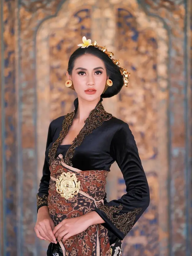 Pesona Ayu Maulida dalam Balutan Busana Hitam. (Sumber: Instagram/ayumaulida97)