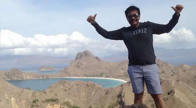 Gaya Djarot dan Keluarga Berlibur di Pulau Padar