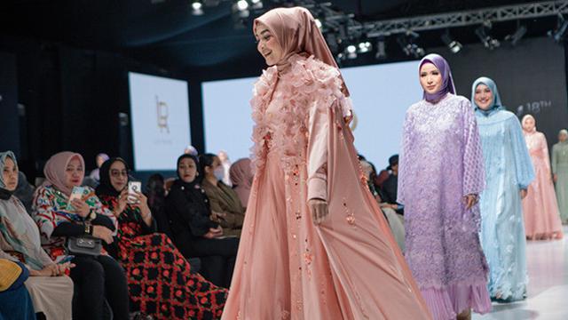 Eriska Rein dan Richa Novisha saat menampilkan karya terbaru desainer Leny Rafael bertajuk Serrulata