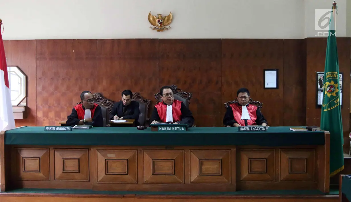 Hakim Ketua saat pimpin sidang gugatan perjanjian konsesi antara PT Karya Citra Nusantara (KCN) dengan PT Kawasan Berikat Nusantara (KBN) di PN Jakarta Utara, Selasa (17/4). (Liputan6.com/Arya Manggala)