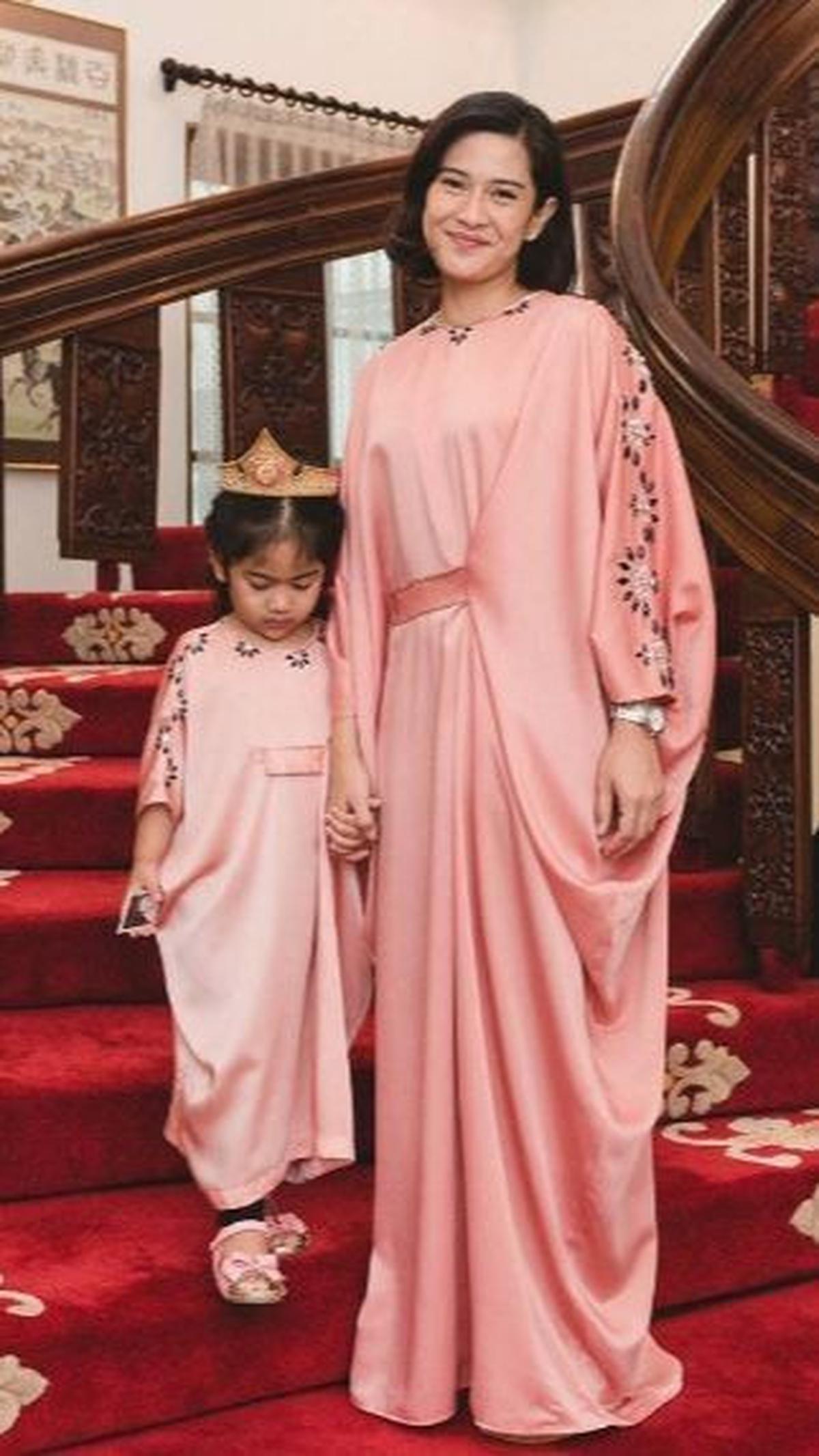 2.&nbsp;Kaftan: Elegansi dengan Sentuhan Klasik