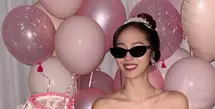 Bertempat di sebuah ruangan yang didekorasi serba pink, Jessica tampil dalam balutan busana yang menggabungkan nuansa glamor, youthful, sekaligus playful. [@jessica.syj].