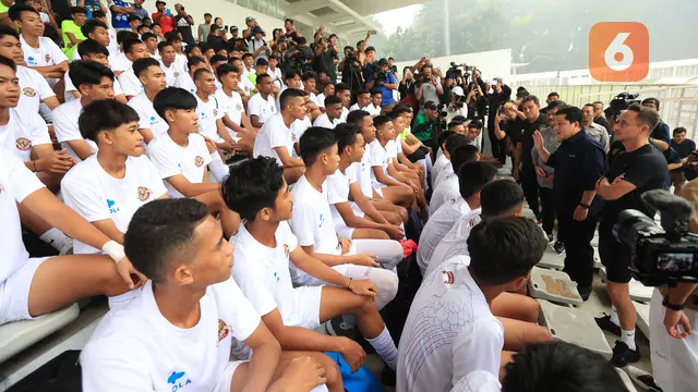 Ketua umum PSSI, Erick Thohir menyapa para pemain seleksi Garuda Select