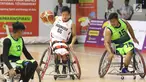 Pebasket difable Indonesia, Donald P Santoso (tengah) mencoba menembus kawalan pemain Malaysia pada laga Indonesia Para Games Invitational Tournament 2018 di Hall A Senayan, Jakarta, Minggu (1/7). Indonesia unggul 54-53. (Liputan6.com/Helmi Fithriansyah)