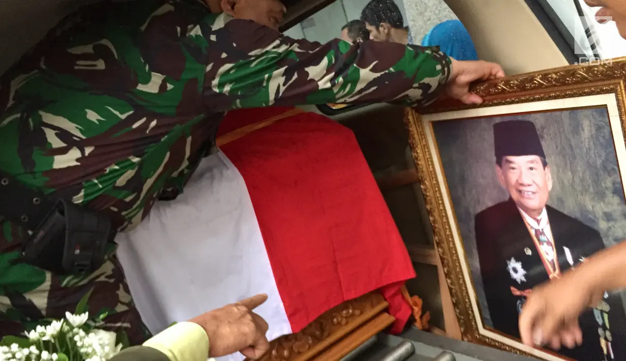 Prajurit TNI menaikan jenazah Sukamdani Sahid Gitosardjonodari ke dalam mobil jenazah di rumah duka, Menteng, Jakarta, Kamis (21/12). (Liputan6.com/Immanuel Antonius)
