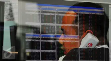 Pekerja tengah memantau pergerakan saham di sebuah monitor, Jakarta, Senin (14/11). Laju IHSG melemah 2,6 persen atau sekitar 137,71 poin ke level 5.094,25 pada penutupan sesi pertama perdagangan saham Senin (14/11/2016). (Liputan6.com/Angga Yuniar)