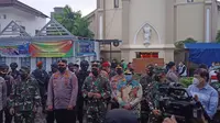 Panglima TNI Marsekal Hadi Tjahjanto dan Kabaintelkam Mabes Polri Komjen Pol Paulus W kunjungi Gereja Katedral Makassar (Liputan6.com/Fauzan).