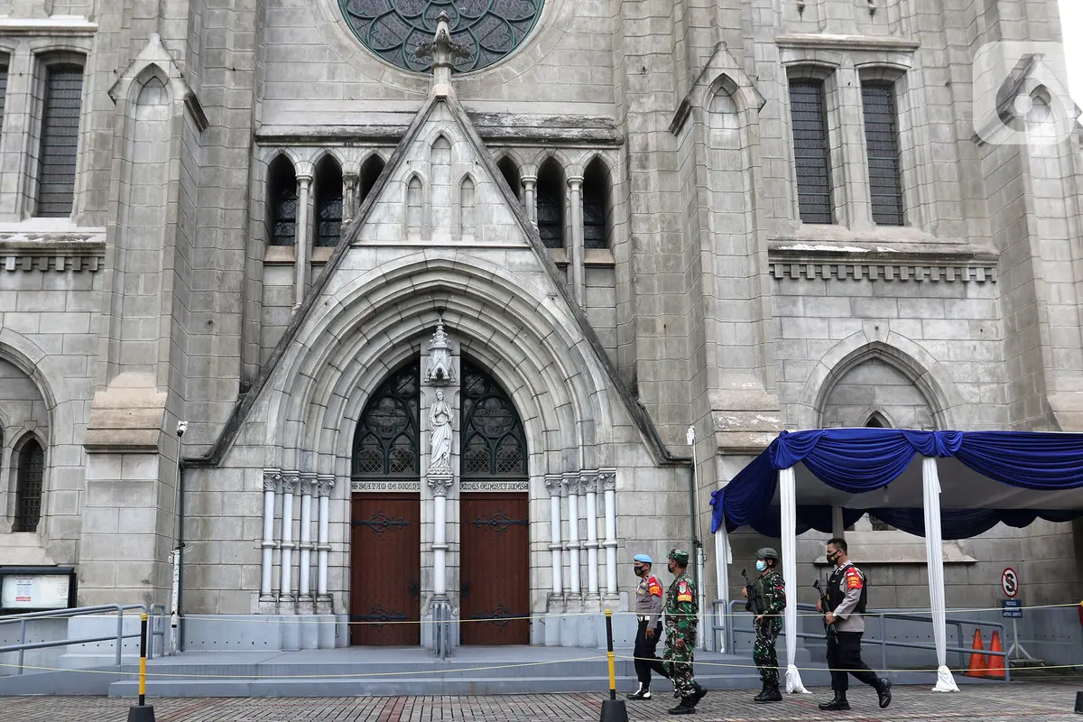 Aparat kepolisian melakukan penjagaan saat berlangsung misa Kenaikan Yesus Kristus di Gereja Katedral, Sawah Besar, Jakarta Pusat pada hari ini, Kamis (9/5/2024).