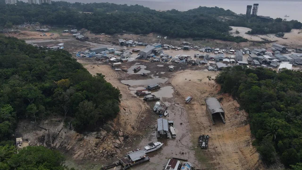 Anak-anak sungai Amazon yang mengering dengan cepat telah menyebabkan perahu-perahu karam sehingga berakibat terputusnya transportasi air yang memasok makanan dan air ke desa-desa terpencil.<br>