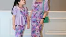 Dengan detail potongan baju yang sederhana namun chic, mereka terlihat kompak dan menggemaskan.  [@ashanty_ash].