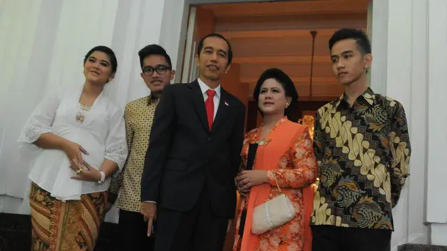 Ibu Iriana menggunakan kebaya orange pada pelantikan 2014-2019/ (Liputan6.com/Herman Zakharia)